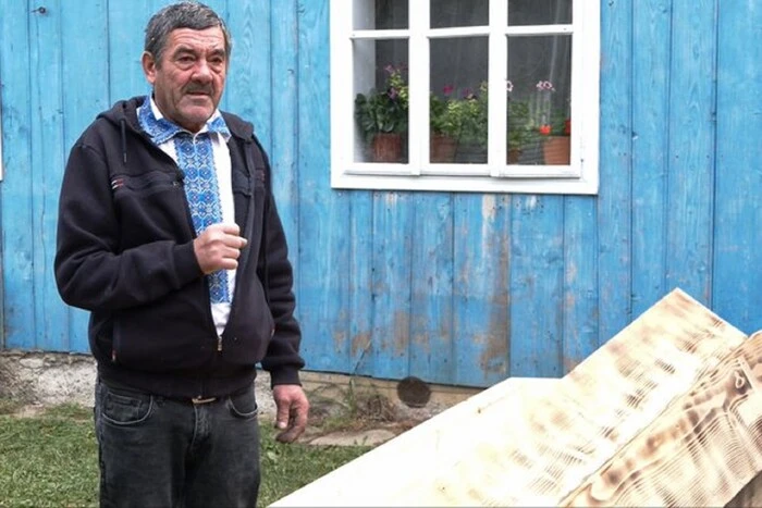 Буковинський майстер 40 років робить дерев'яні труни: чому молодь не йде у ремесло