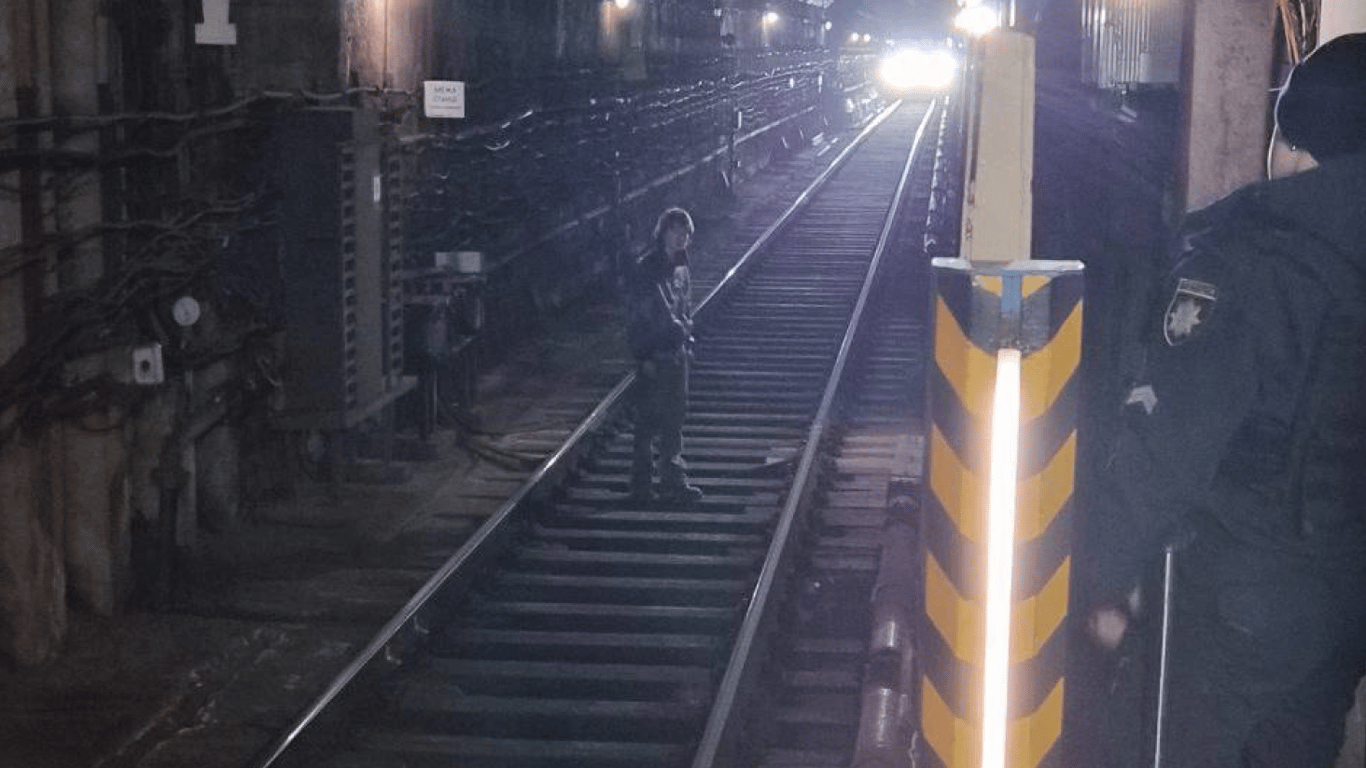 Чоловік на коліях у київському метро