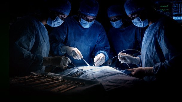 Kijowski szpital ratunkowy w ciemnościach: chaos, drogie leki i zarzuty o nieprawidłowości