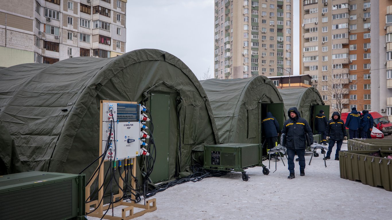 Волонтери роздають гарячу їжу