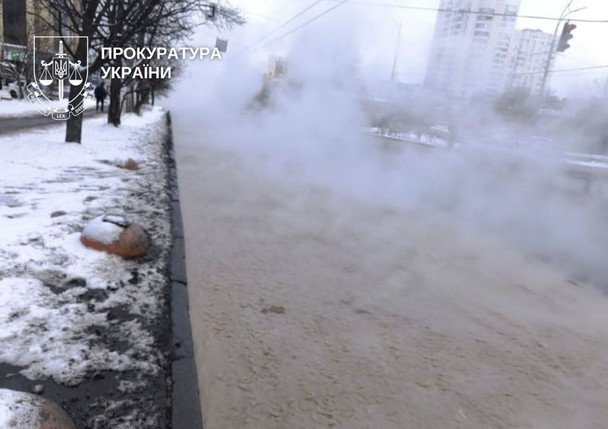 Девушка падает в яму кипятка