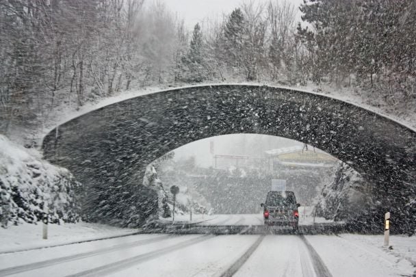 18 февраля Украину ждут снегопады, гололед и ураганный ветер: объявлен желтый уровень опасности