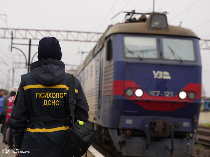 Евакуированных из Днепропетровщины встретили в Мукачеве: как помогают переселенцам