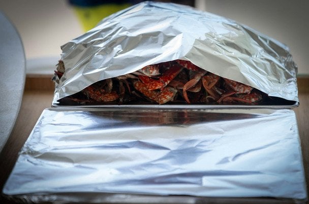 Pięć kuchennych produktów, których absolutnie nie powinno się zawijać w folię aluminiową