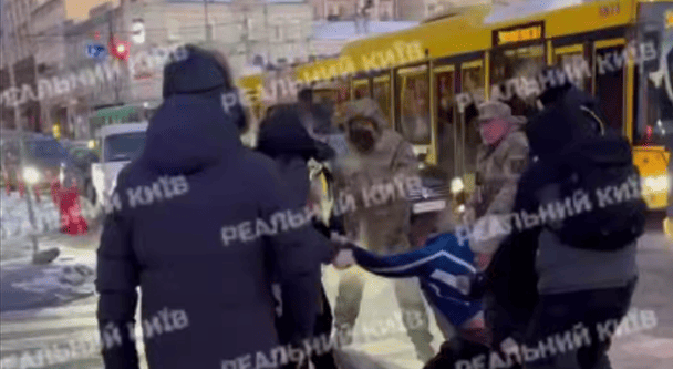 Сутичка у Києві, натовп протестує