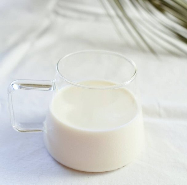 Dlaczego warto pić kefir przed snem? Wpływ na metabolizm i regenerację