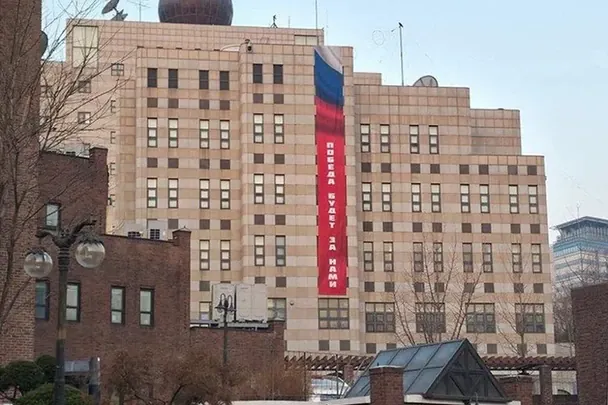 Russlands Provokation in Seoul: Banner-Aktion löst diplomatischen Eklat aus