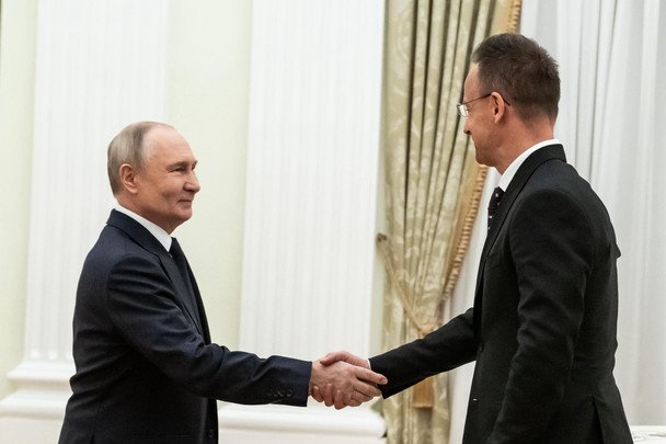 Путін і Сіярто обговорюють військових