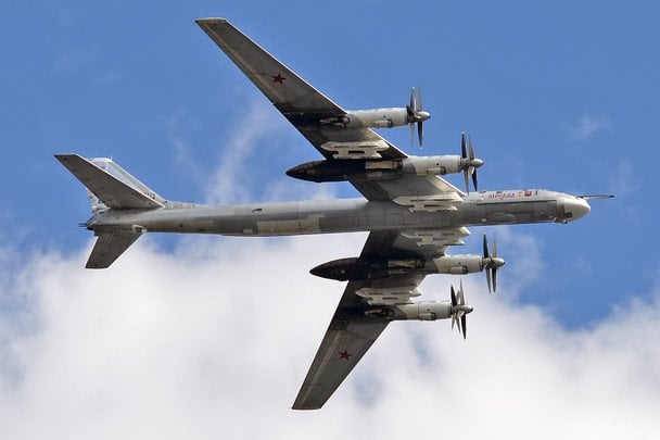 Російські бомбардувальники в небі