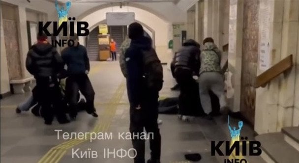 Массовую драку на станции Хрещатик зафиксировали на видео: полиция задержала участников