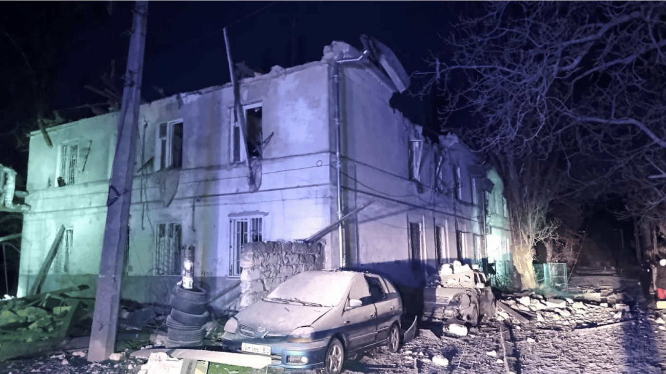 Беспилотники нанесли удар по Одессе: пострадали жилые дома, детсады и школа
