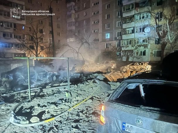 Утренний обстрел Запорожья: повреждены десятки машин и сотни квартир