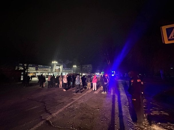 Жители села Тополя протестуют на дороге