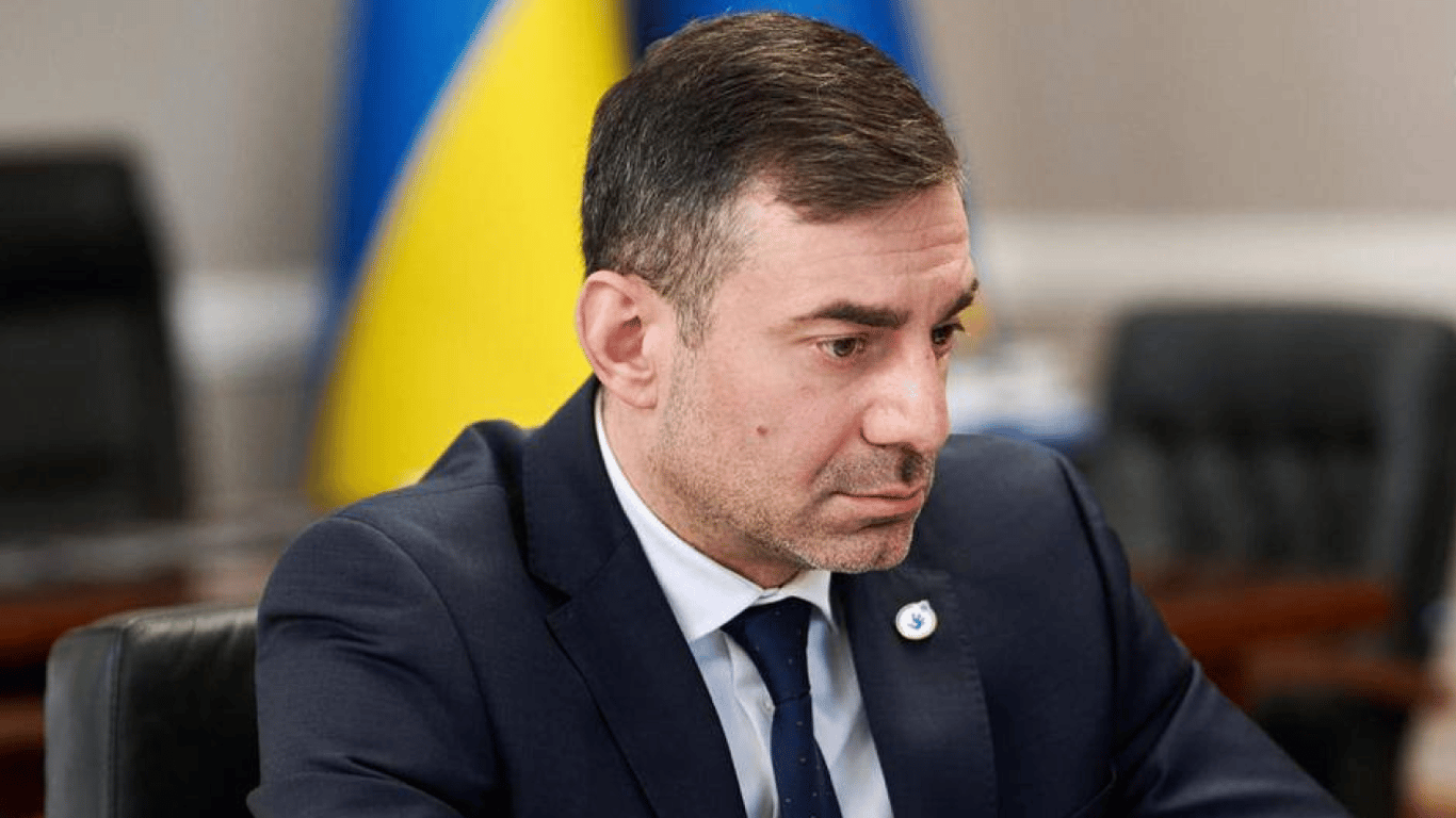 Батько мобілізований, донька сама