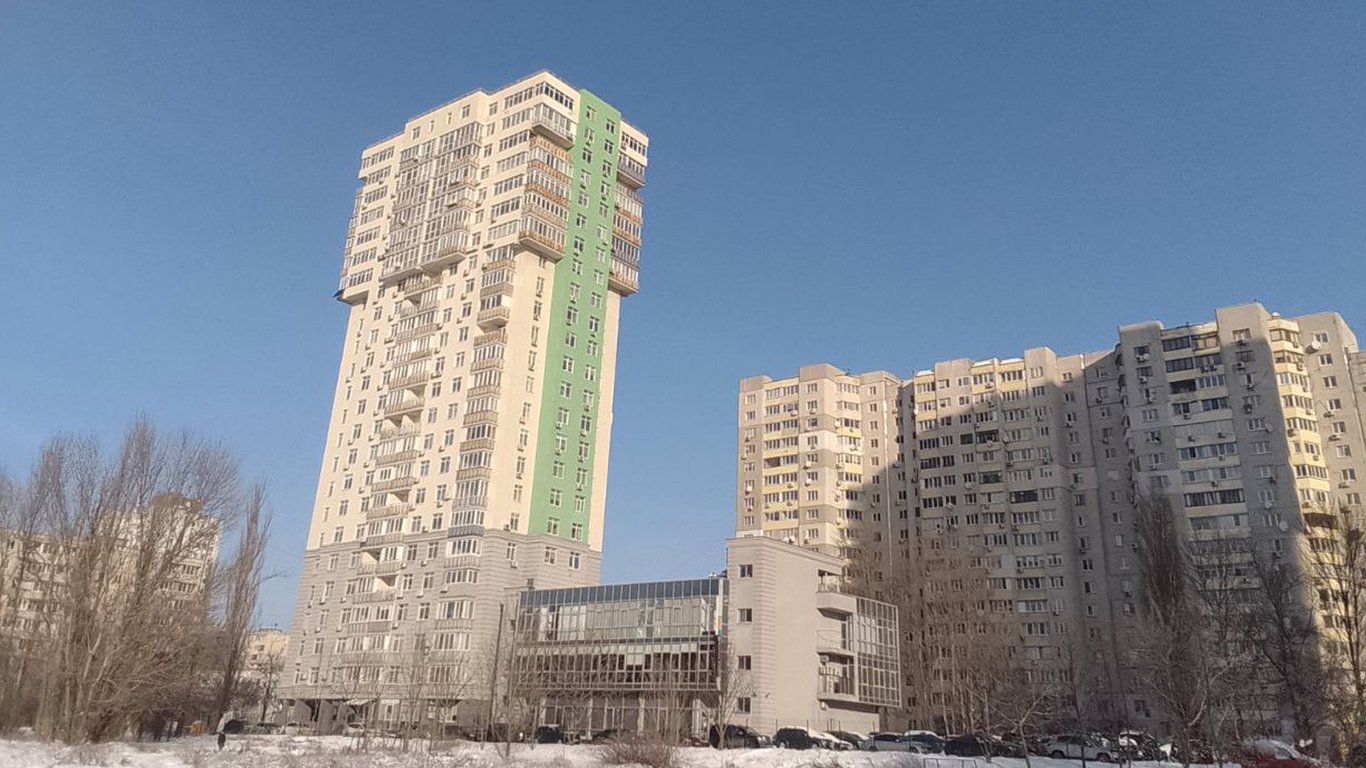 Прибудинкова територія біля багатоповерхівки