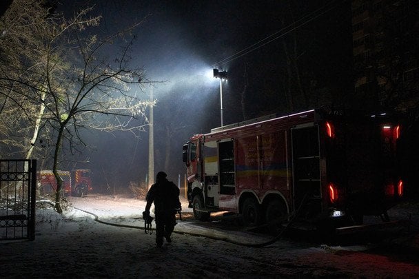 Кличко призывает киевлян выезжать: половина домов столицы без тепла