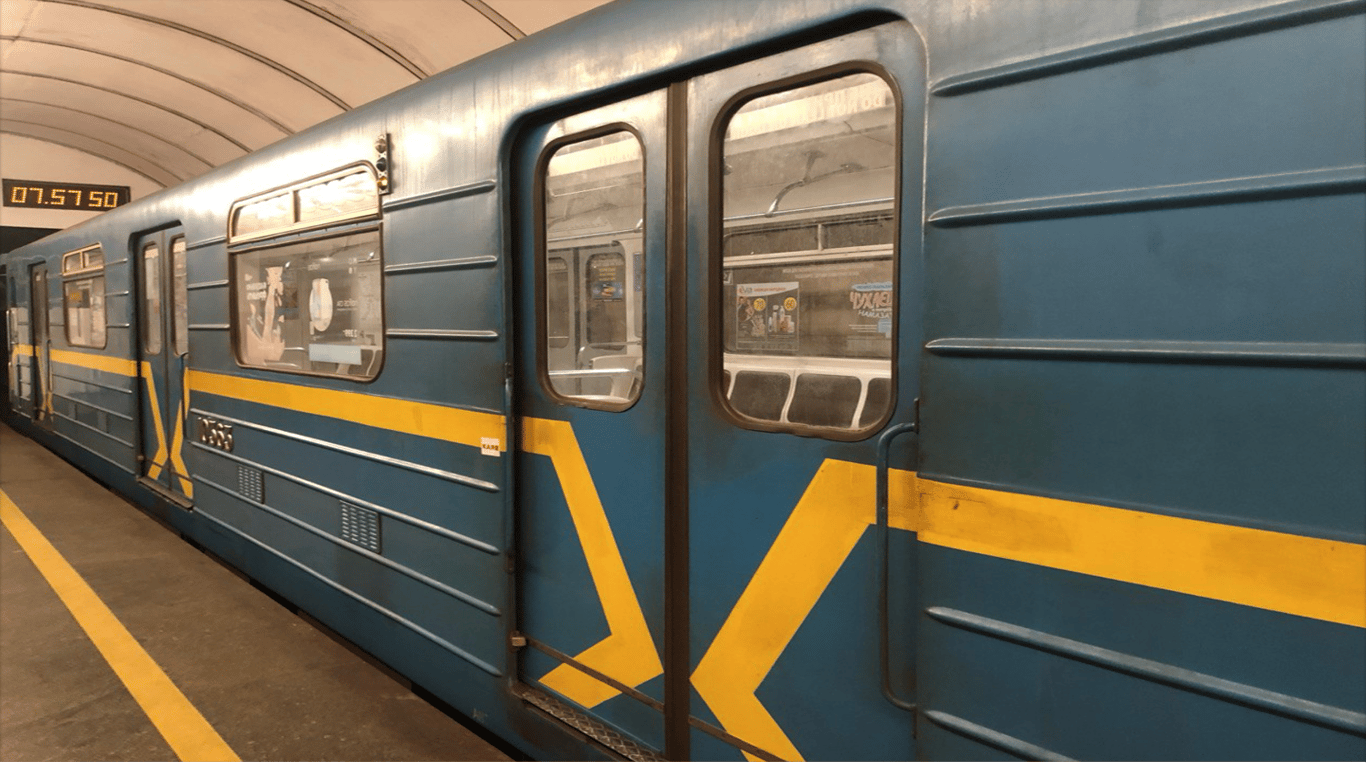 Mieszkańcy Kijowa narzekają na brudne szyby w metrze – władze tłumaczą, skąd problem