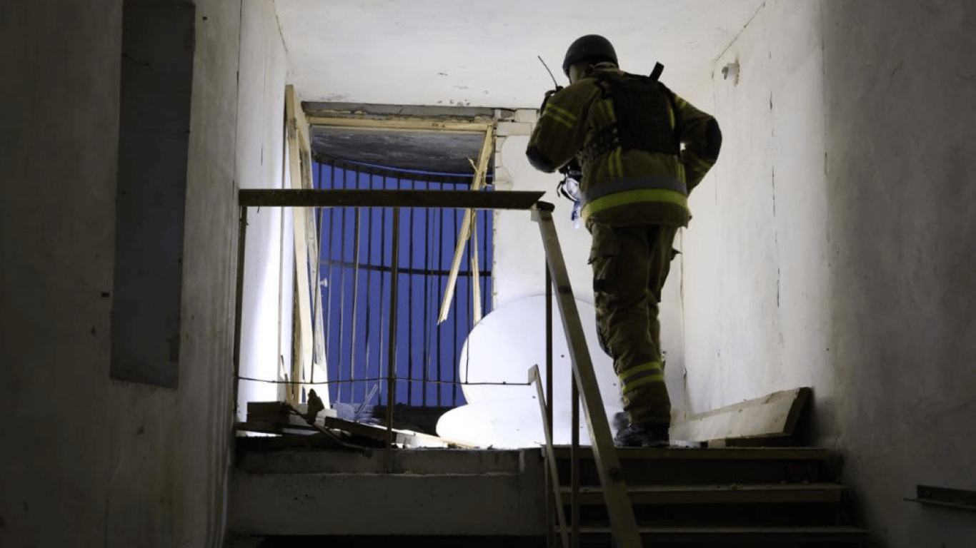 В Киеве дрон атаковал жилой дом: обошлось без жертв