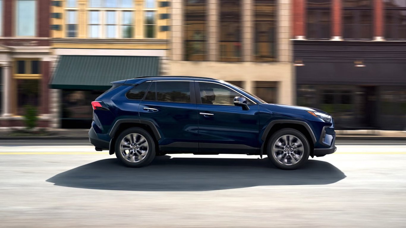Toyota RAV4 и Tesla Model Y на дороге