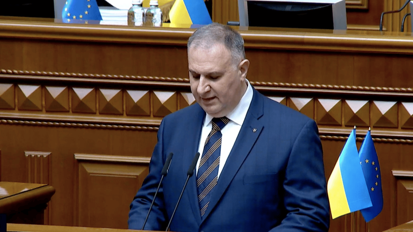 Сергій Карабута підписує присягу