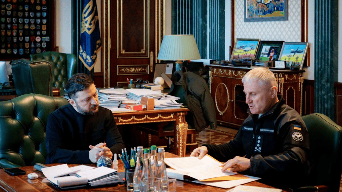 Зеленський слухає доповідь розвідки