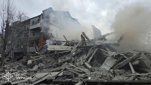 Россияне ударили по Харькову: 13 пострадавших, разрушение многоэтажки