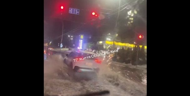 Киев тонет: улицы столицы превратились в реки из-за таяния снега