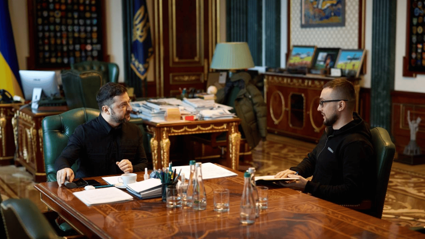 Zelenskyj berät mit Sterneisenko über Freiwilligenhilfe für die Armee