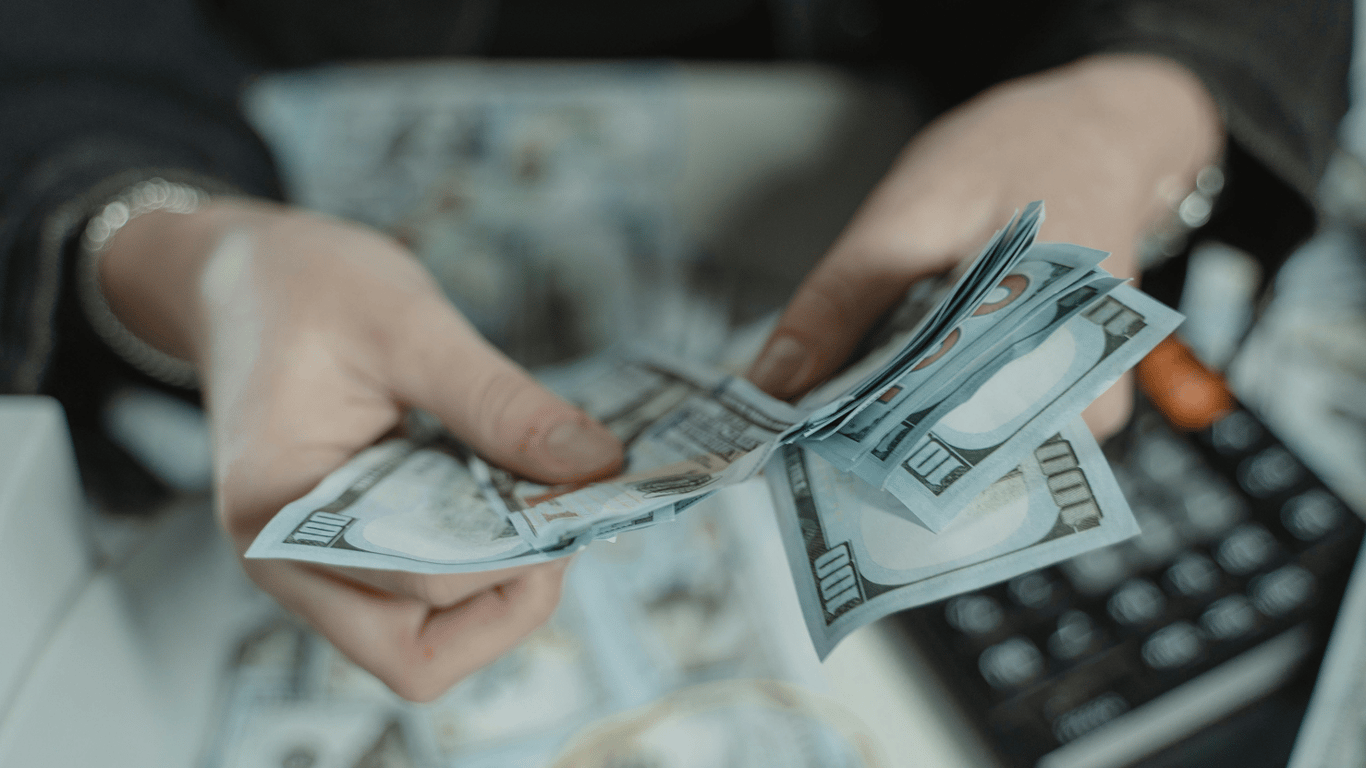НБУ скорректировал курс: как отреагировал неофициальный валютный рынок