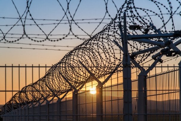 Король побегов снова сбежал: как албанец в четвертый раз порвал с тюрьмой в Италии