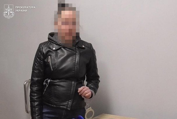 Жінка з немовлям у суді