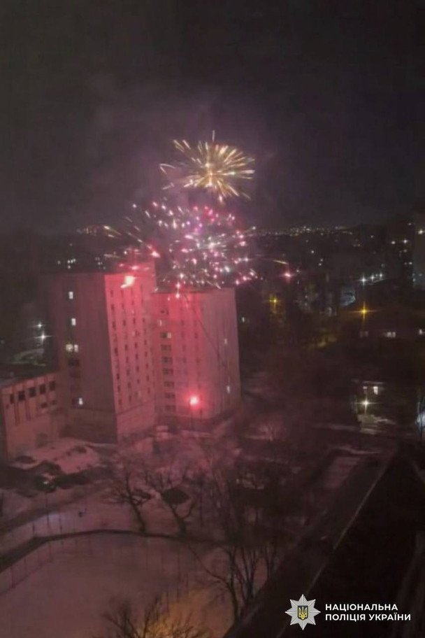 Подростки запускают фейерверк в Киеве