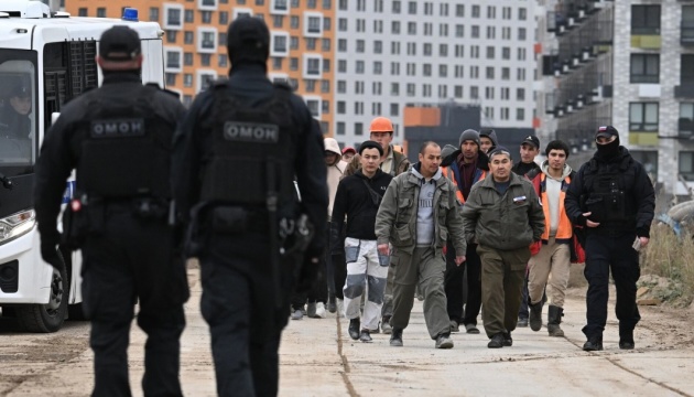 Migrants in Russia Forced to Buy Surveillance Phones: Penalties for Non-Compliance