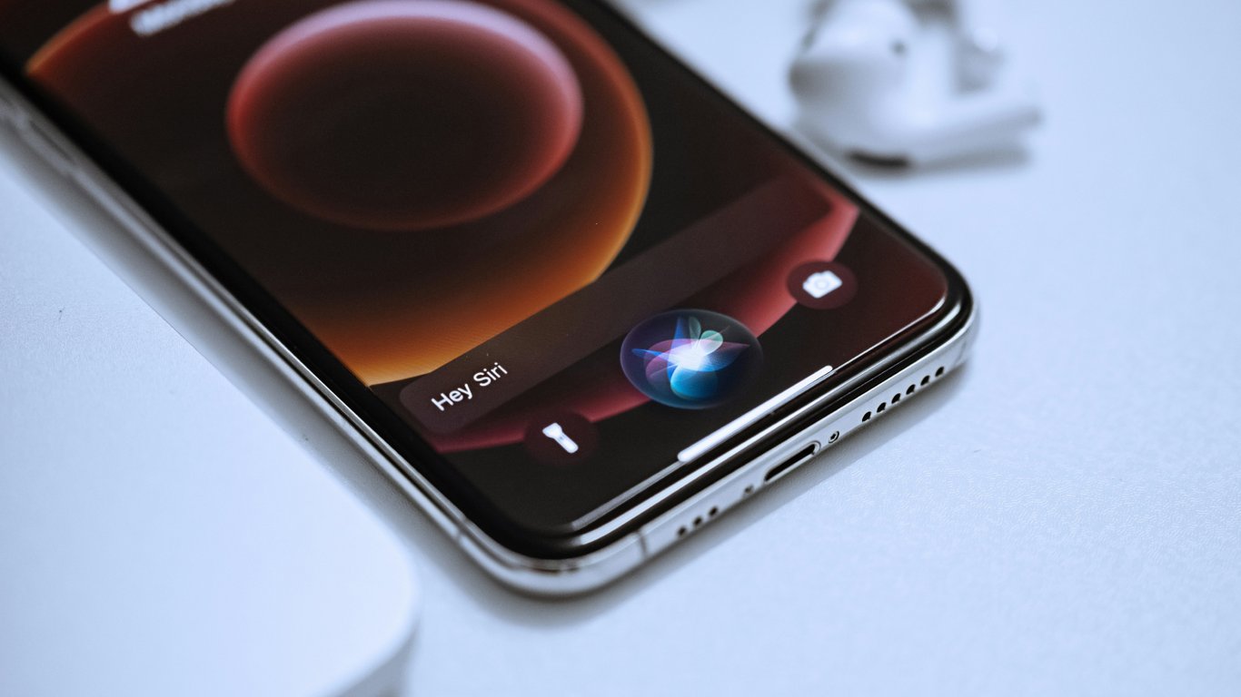 Szef sekcji urządzeń domowych Apple odchodzi do Oury – co to oznacza dla przyszłości Siri?