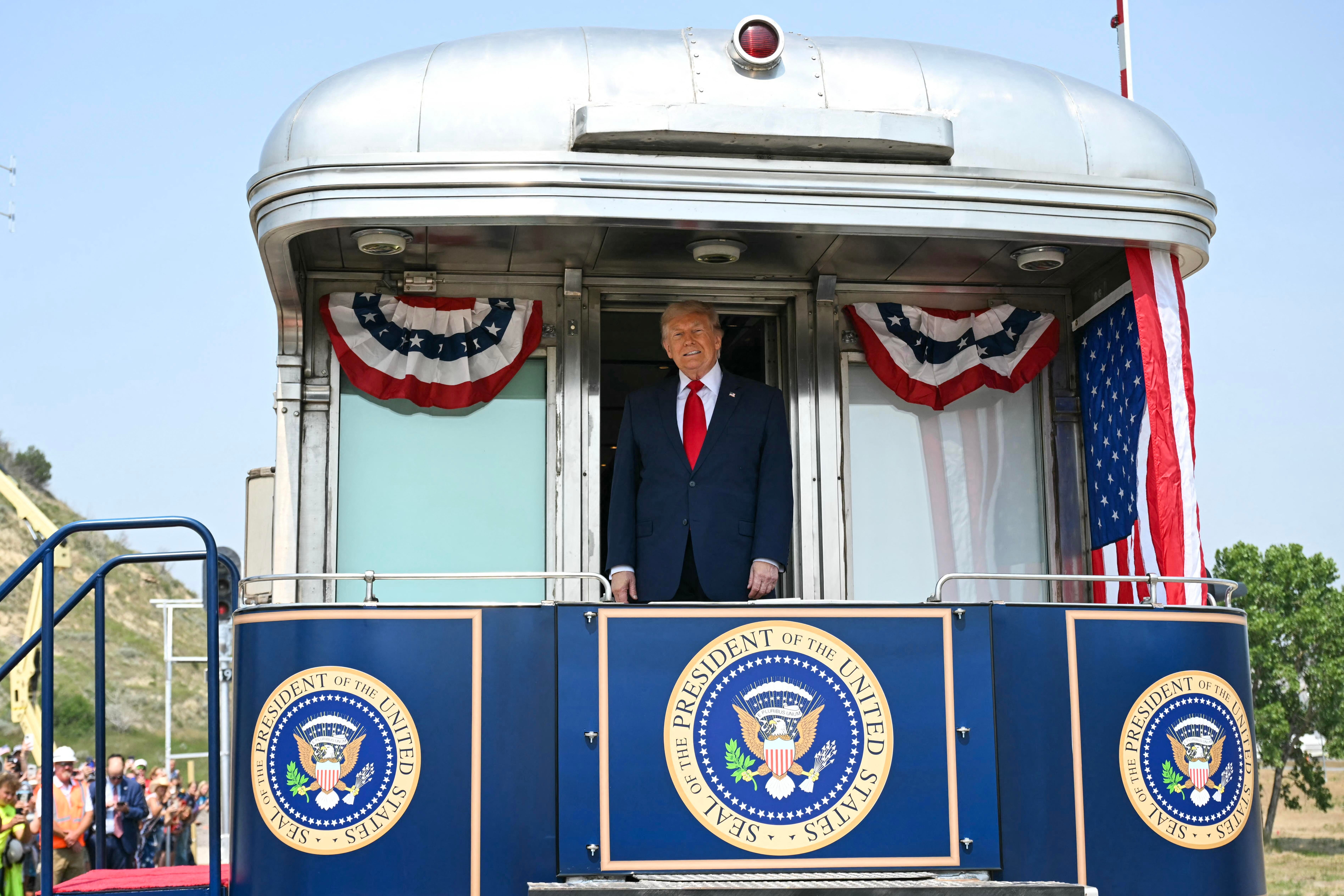 Трамп та феєрверк на фоні забруднення