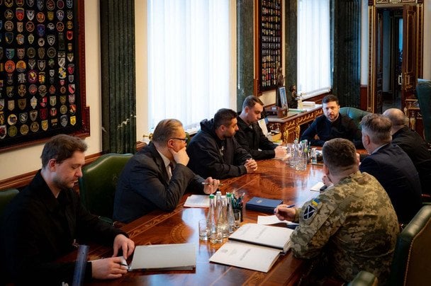 Зеленский поручил завершить документ о гарантиях безопасности от США: что это означает