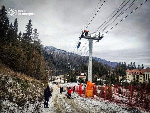 На Львовщине застрял кресельный подъемник с людьми: продолжается спасательная операция