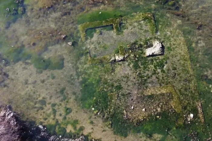 Aus dem See in Italien tauchte unerwartet ein überflutetes antikes Herrenhaus auf