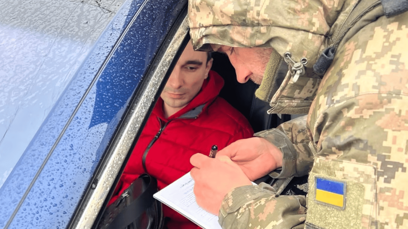 Повістки на блокпостах та вулицях