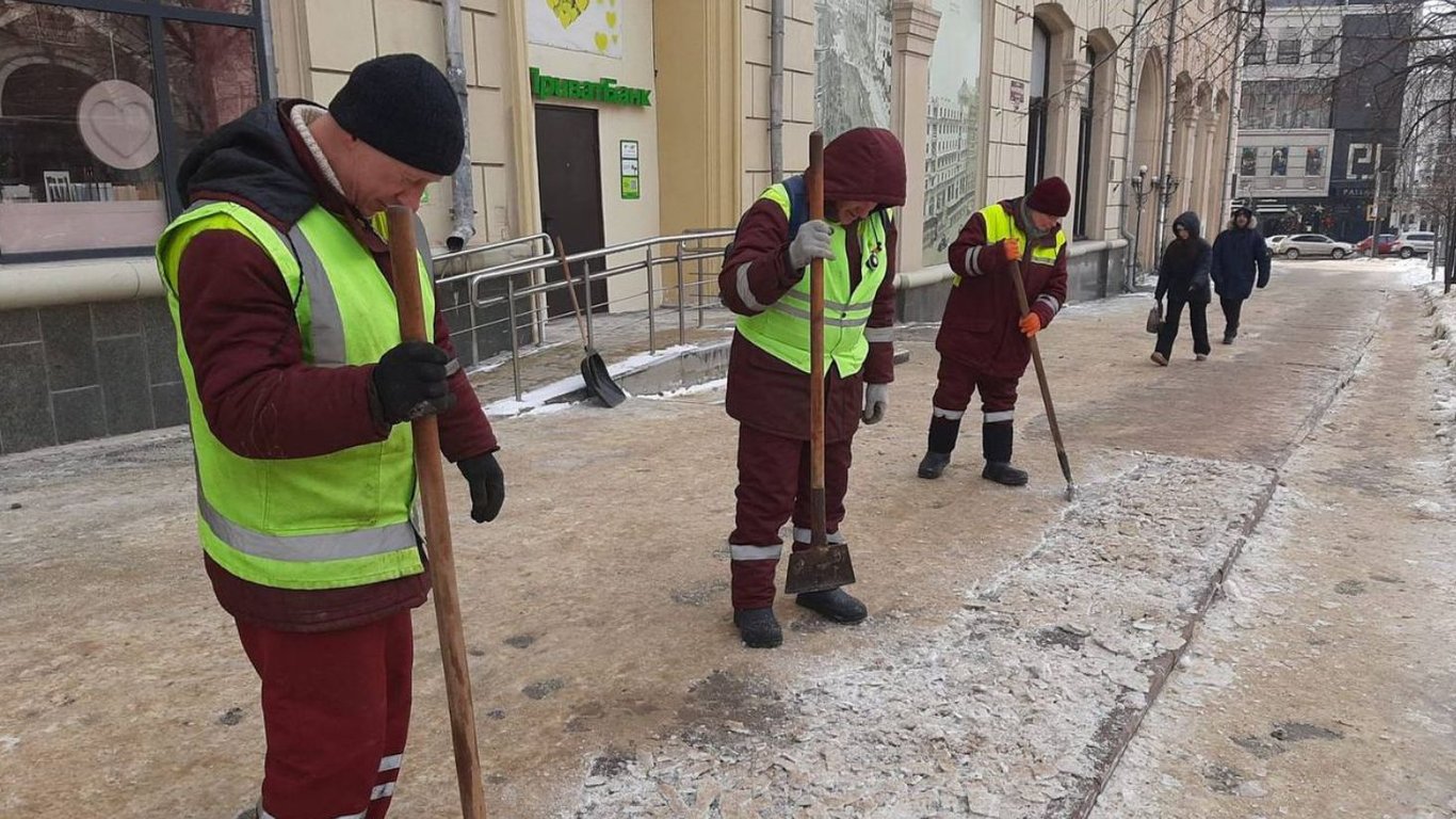 Комунальники очищають вулиці від ожеледиці
