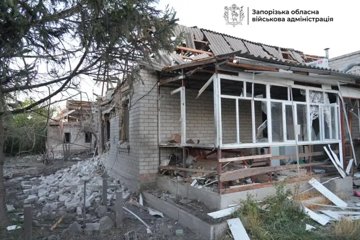Россияне атаковали Запорожский район: повреждены дома, есть отключения света