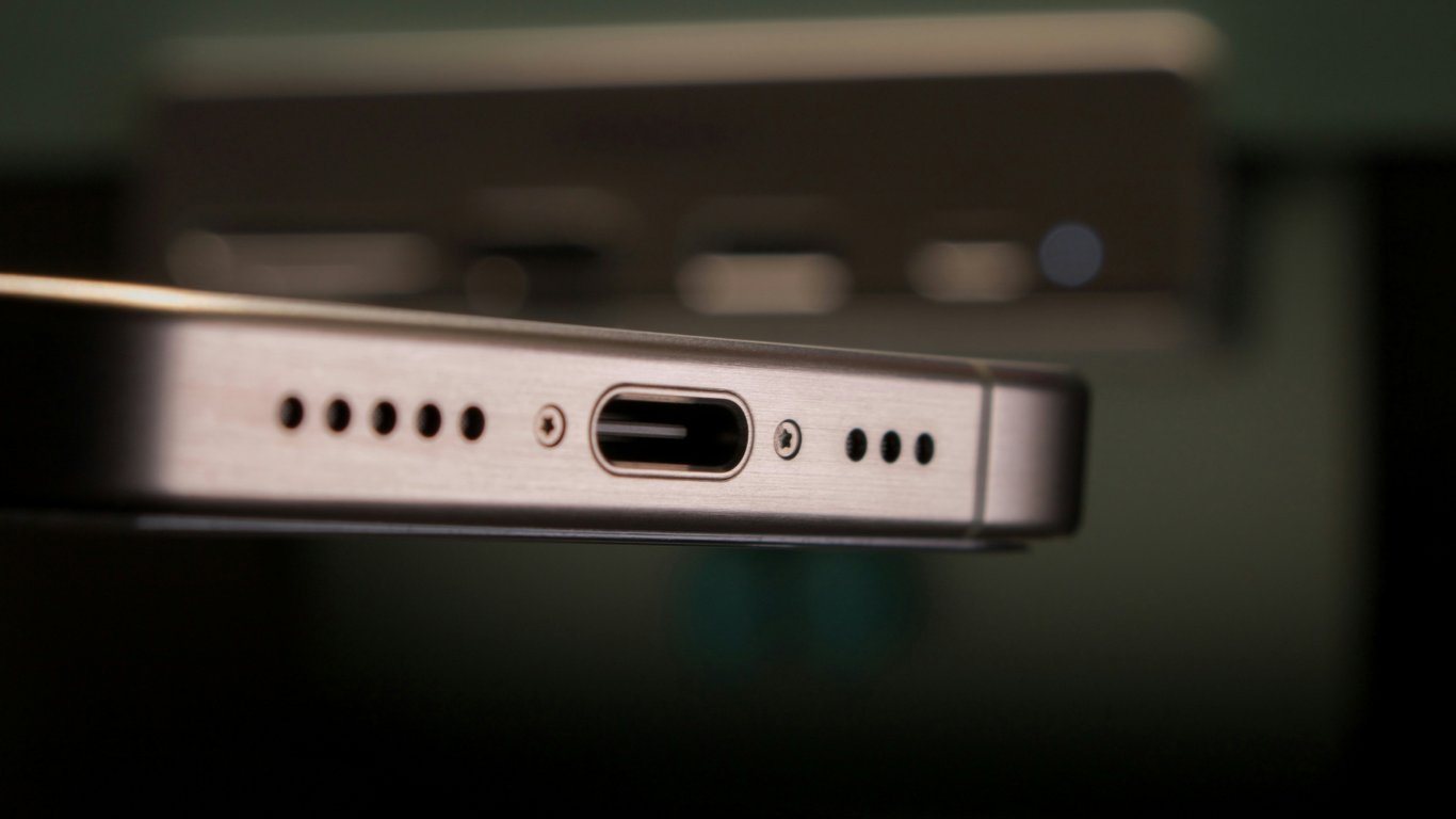 A Step-by-Step Guide to Safely Cleaning Your Smartphone's Charging Port