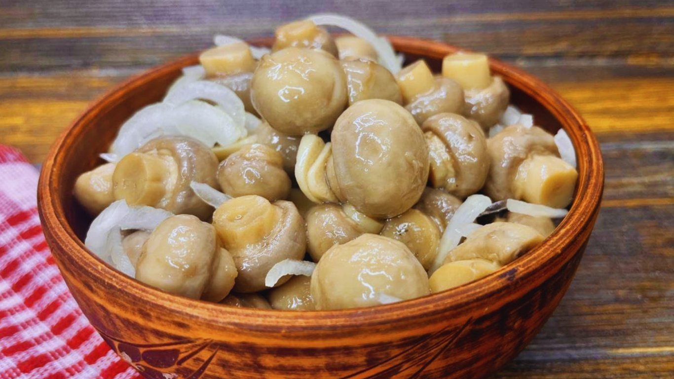 Prosta marynata do pieczarek – przepis z octem i aromatycznymi przyprawami