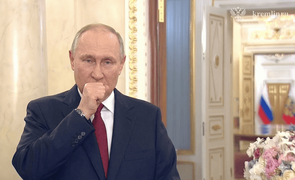 Путін кашляє під час привітання