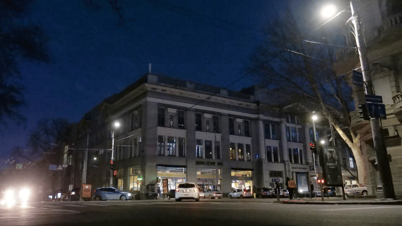 Люди в Одесі в темряві зимою