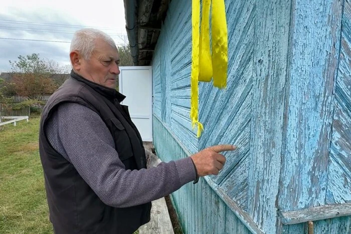 70-річний українець збудував екологічний будинок з дров: як він виглядає всередині