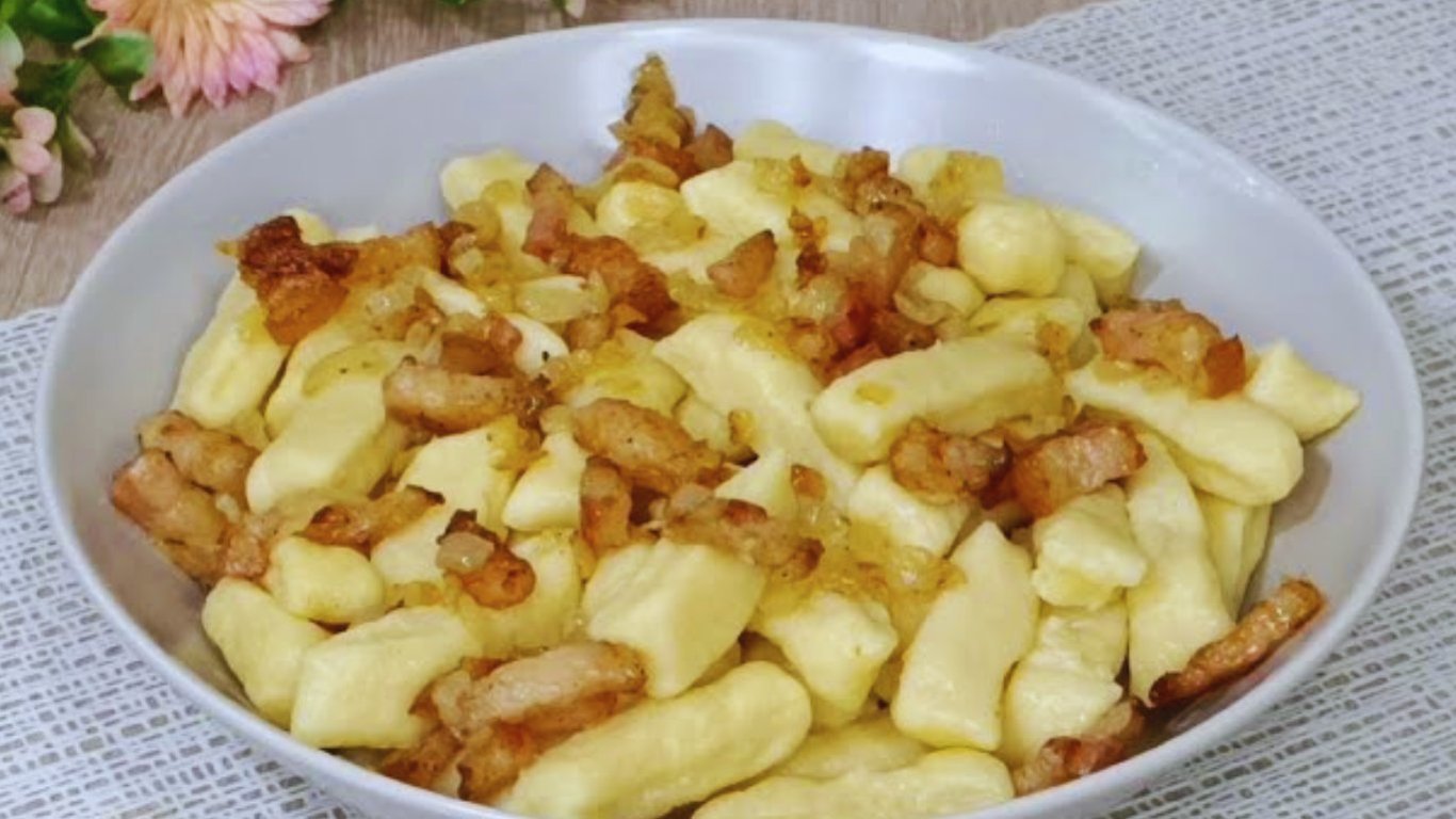 Proste leniwe pierogi ziemniaczane z chrupiącym sosem