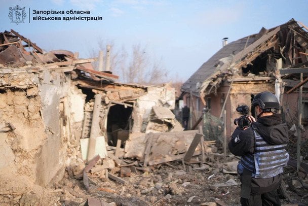 Российские КАБы попали в жилые кварталы Запорожья: семеро раненых, руины