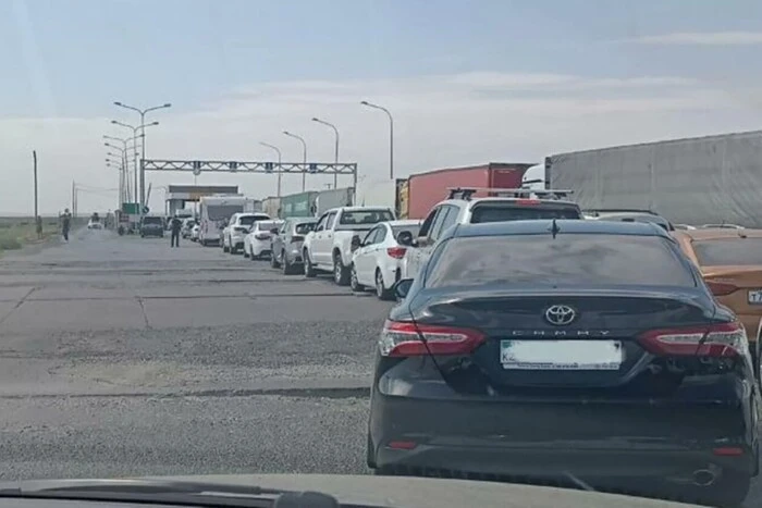Kasachstan stoppt den Transit von Lastwagen aus China nach Russland: Was passiert an der Grenze?