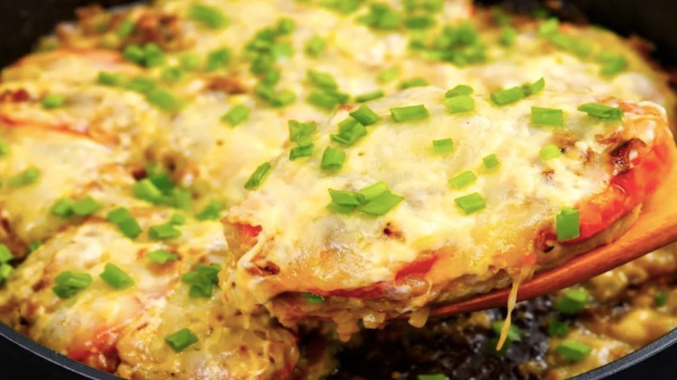 Szybka kolacja w pół godziny: patelnia z wieprzowiną, pieczarkami i mozzarellą